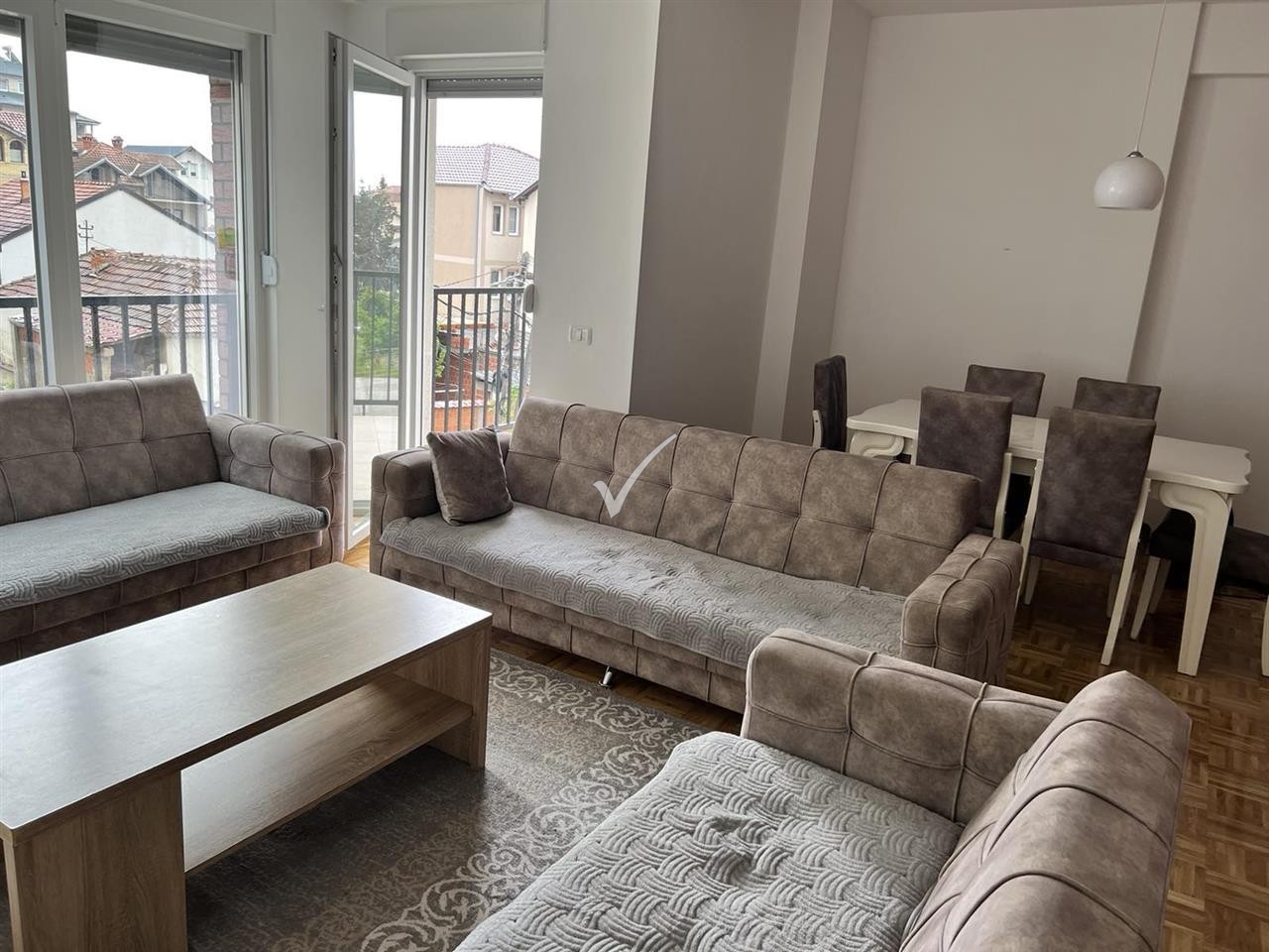 Leshoj Banesen Me Qira 11