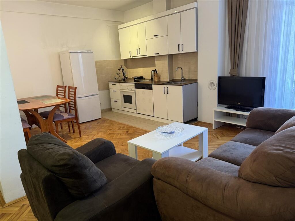 Ipet Me Qira Banesa Ne Prishtine Perballe Kolegjit Fama