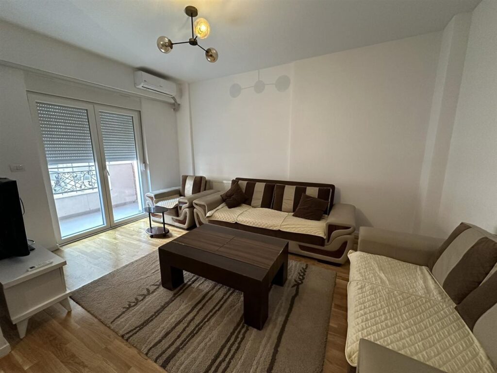 Leshoje banesen me qira ne emshir 350 euro