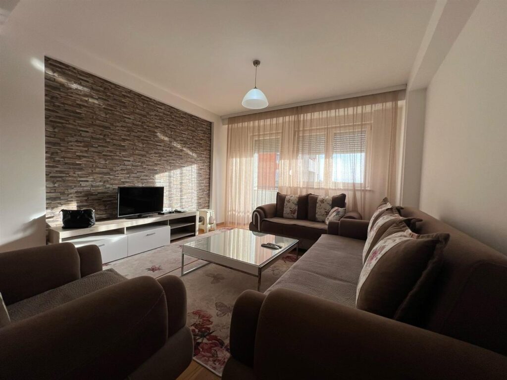 Banese me qera ne bregun e diellit kompleksi famis