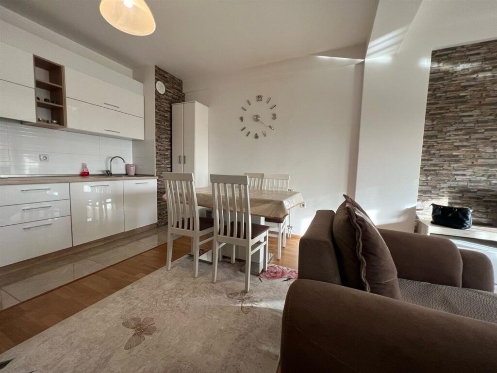 Banese me qera ne bregun e diellit kompleksi famis (2)