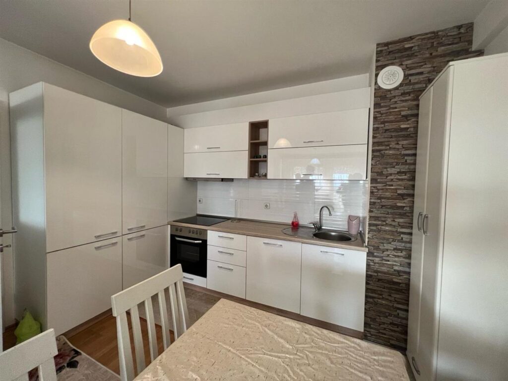 Banese me qera ne bregun e diellit kompleksi famis (3)