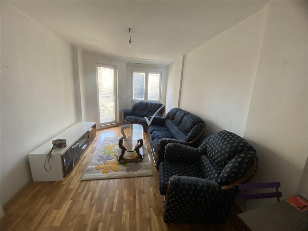 Ofrohet banese me qera