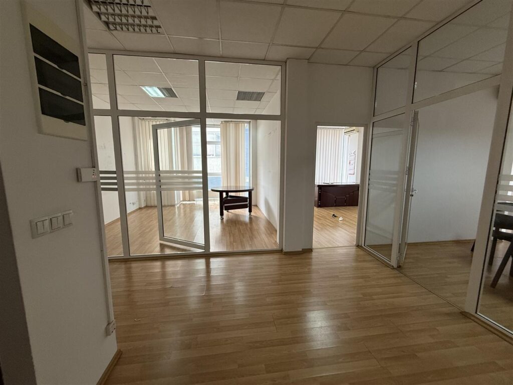 Zyre ne qender te prishtine perball kolegjit fama