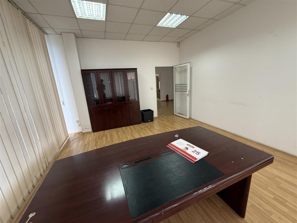 Zyre ne qender te prishtine perball kolegjit fama (3)