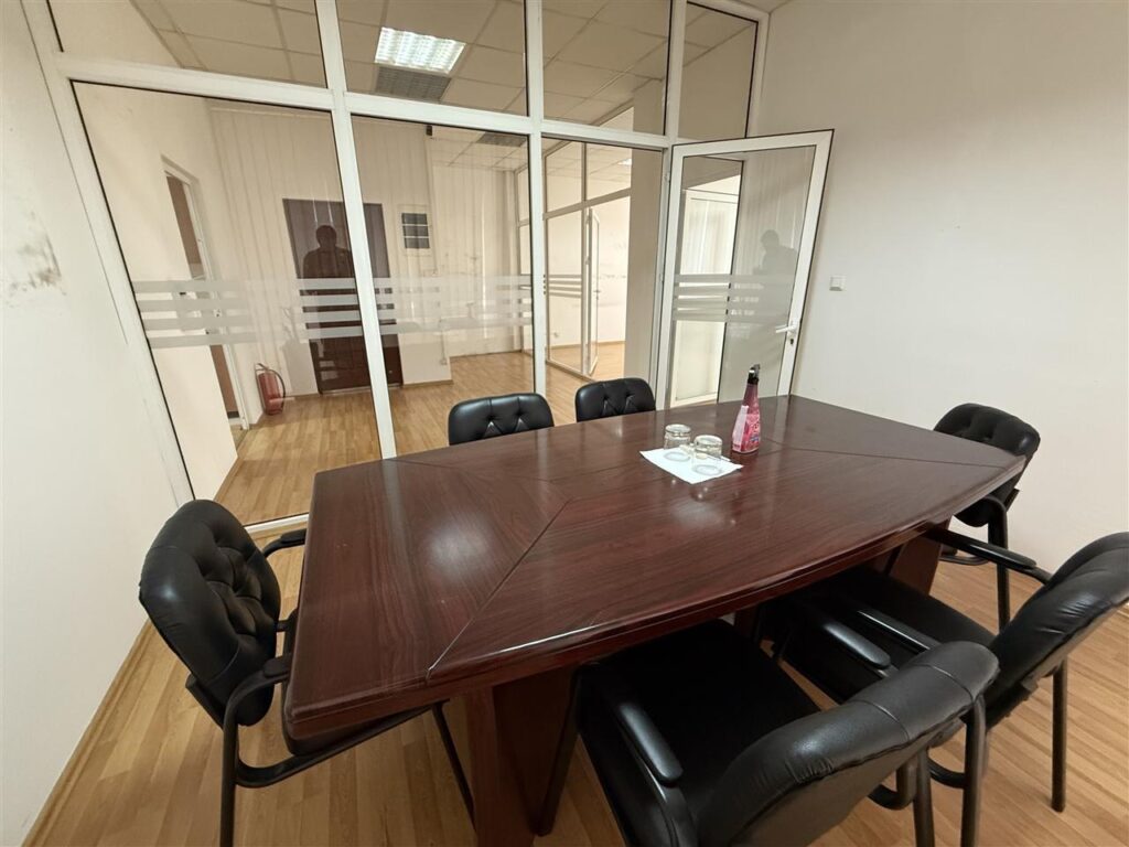 Zyre ne qender te prishtine perball kolegjit fama (5)