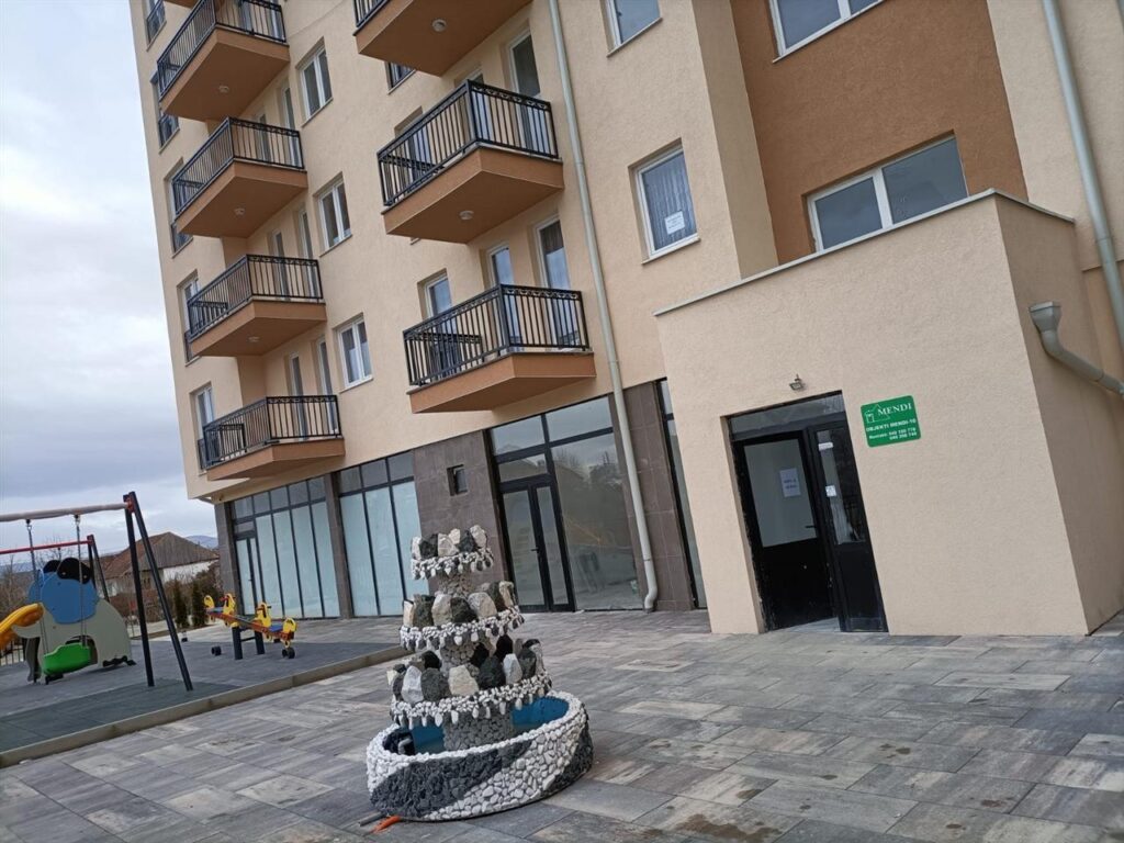 Shitet banesa fushe kosov qender me mobile 55 000 (2)