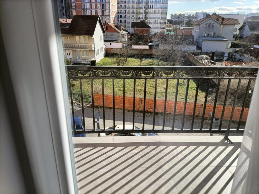 Shitet banesa fushe kosov qender me mobile 55 000 (4)