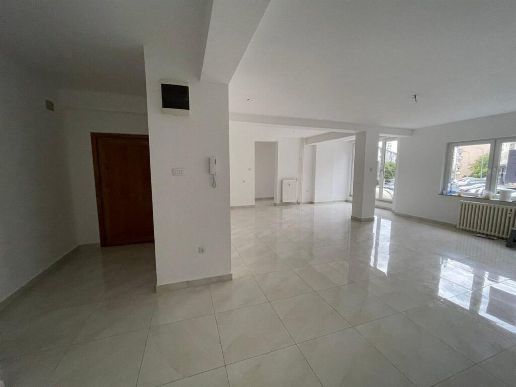 Banese me qira ne ulpiane ne katin e 1 135m2