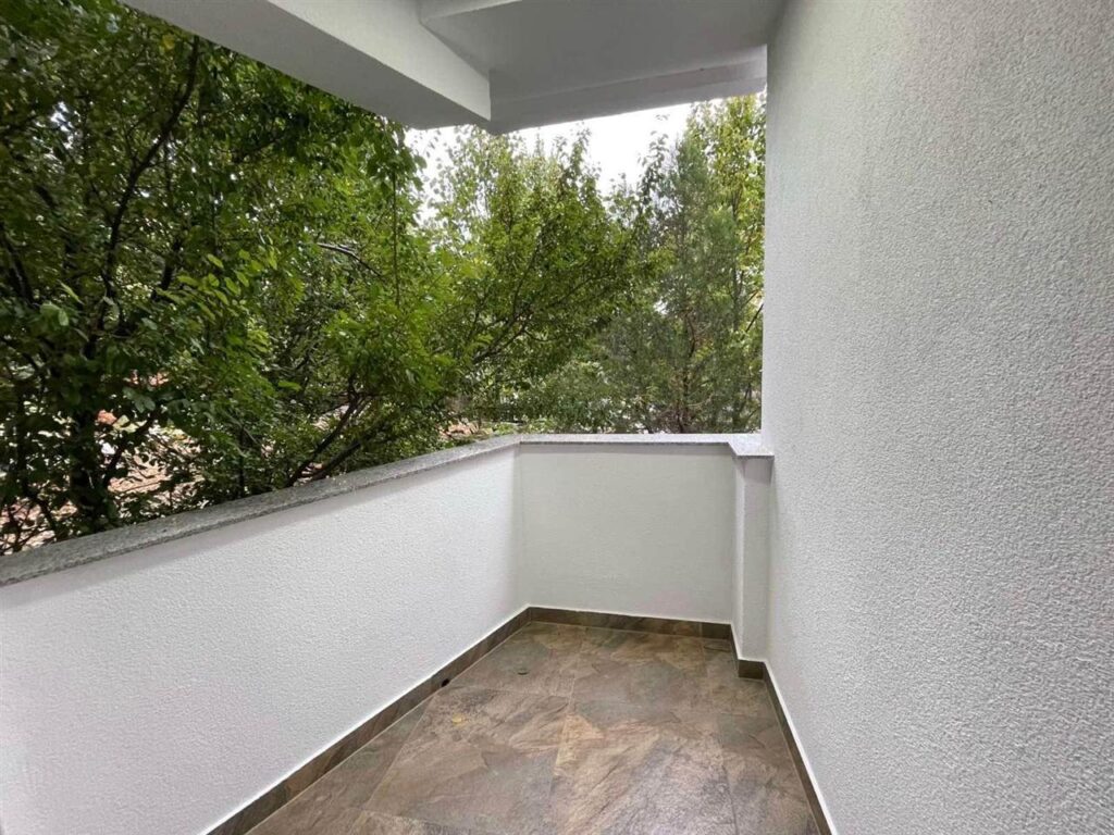 Banese me qira ne ulpiane ne katin e 1 135m2 (5)