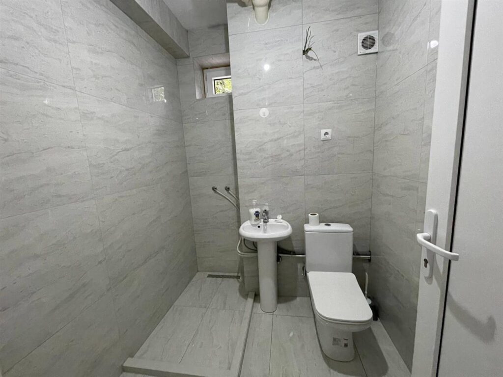 Banese me qira ne ulpiane ne katin e 1 135m2 (6)