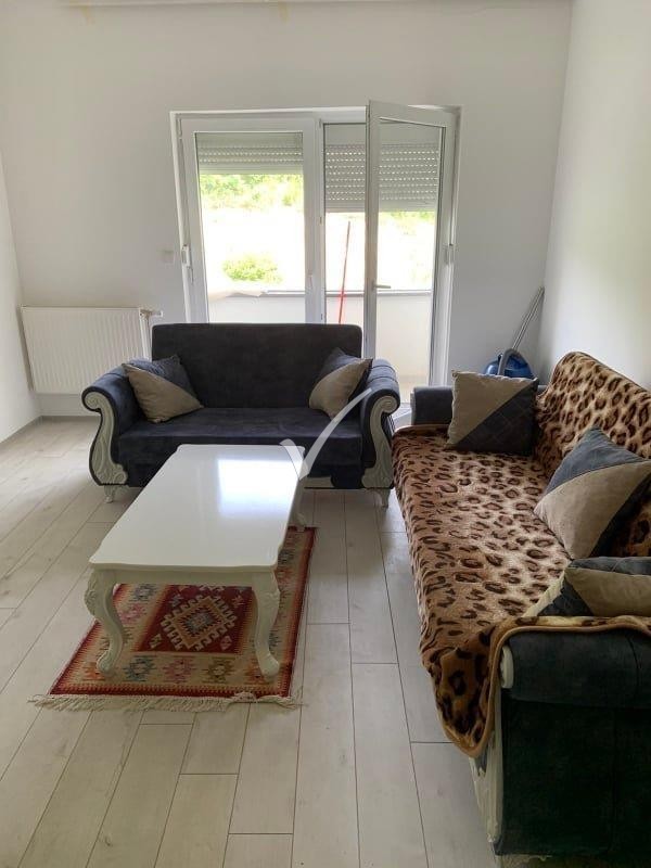 Jap me qera dy banesa afër auk rrugës për gërmi