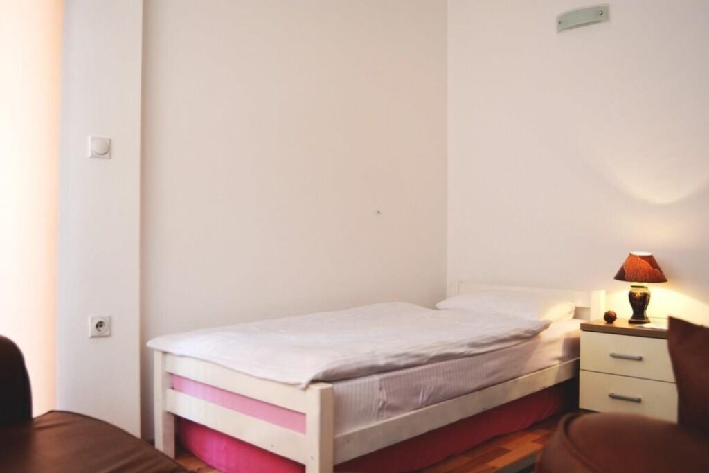 Banese 3 dhomshe me qera te qafa