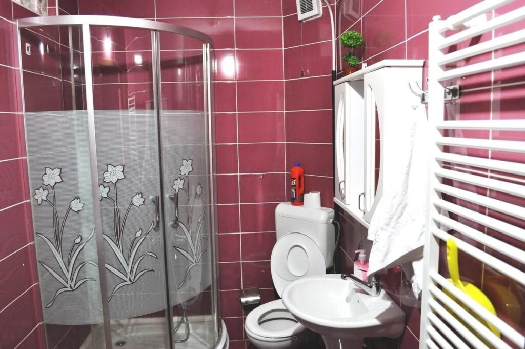 Banese 3 dhomshe me qera te qafa