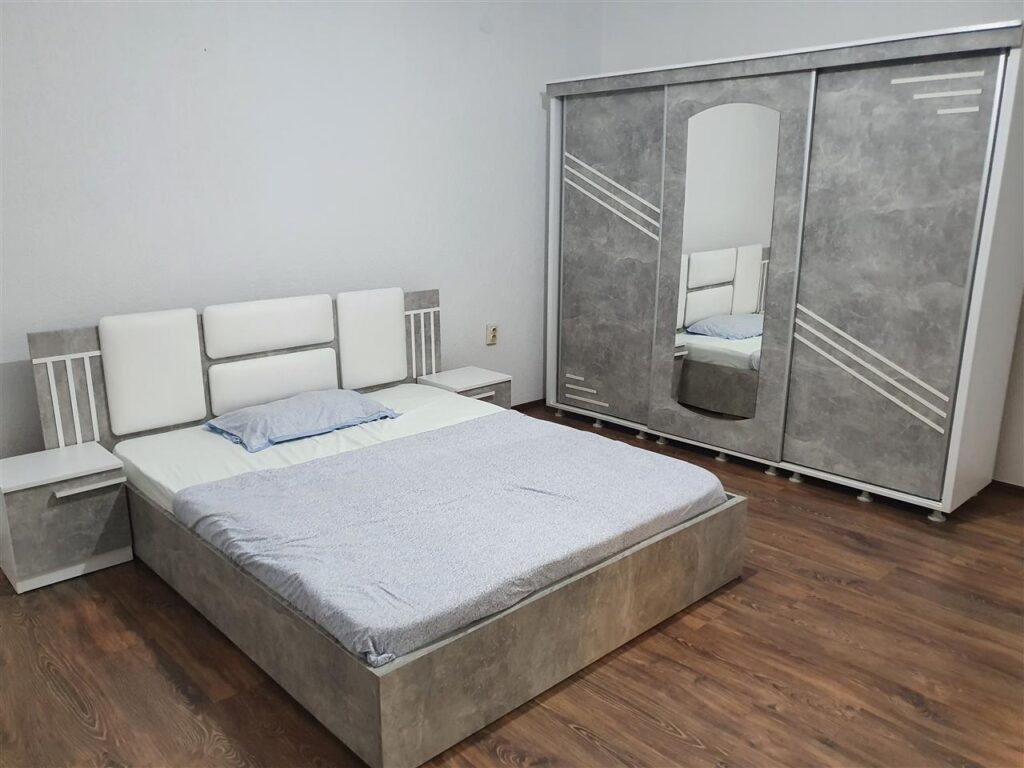 Banesa ipet me qera (1)