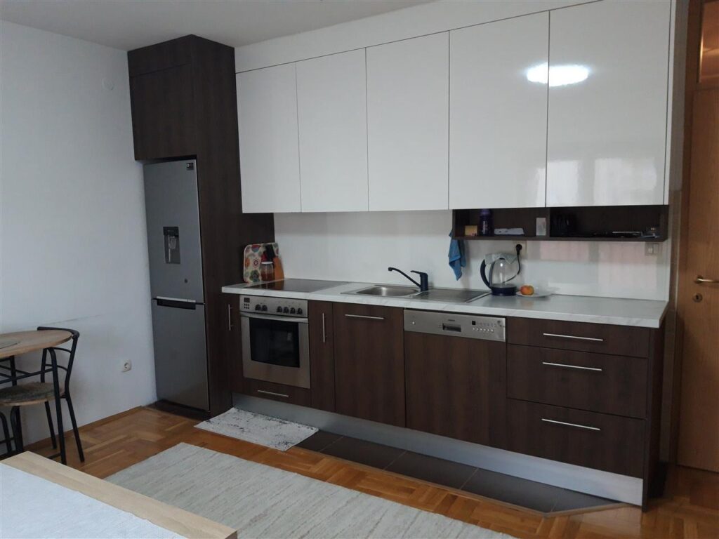 Banese me qera te 4 llullat (1)