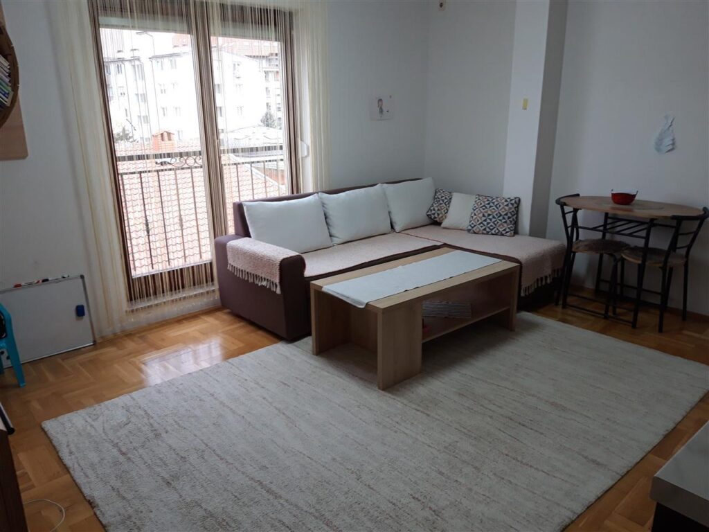 Banese me qera te 4 llullat (2)