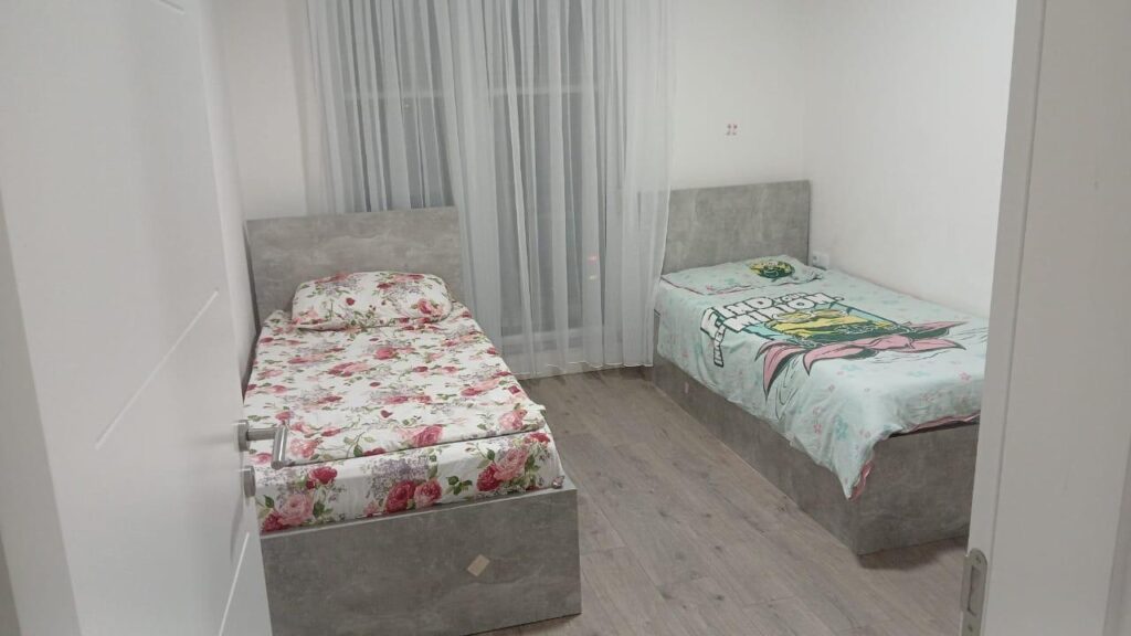 Jap banesen me qira te rruga c 3 dhoma gjumi+garazhe