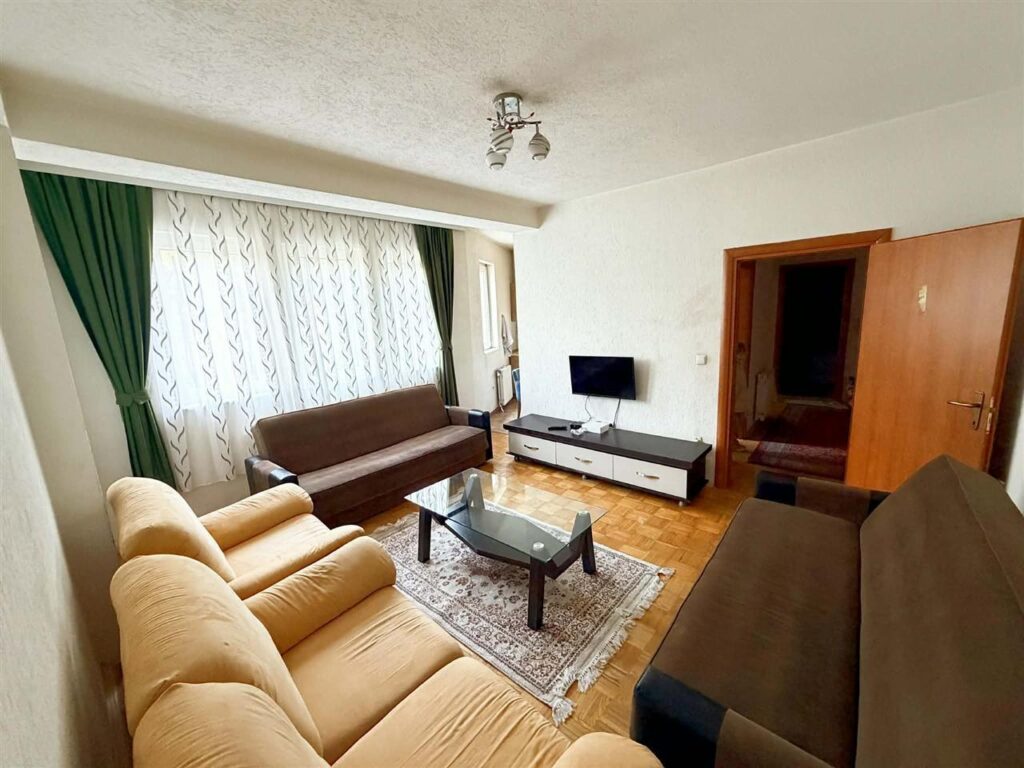 Lshoj me quea banesen te parku i qytetit koplet e mobiluar (6)