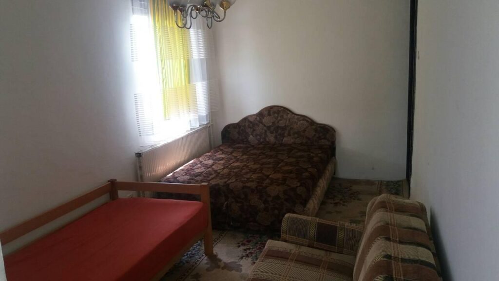 Leshohet banesa me qira qender qafa zona a rruga uck se (2)