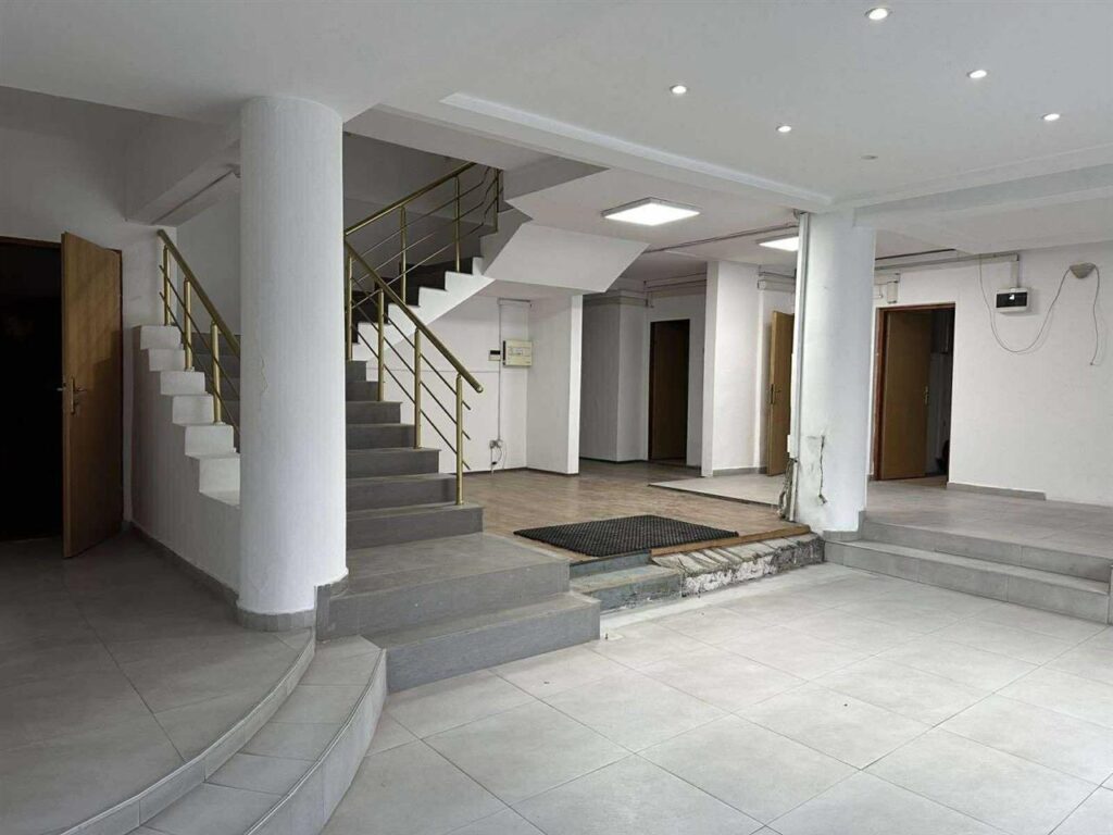 Objekt me qera ne lagjen pejton 342m2